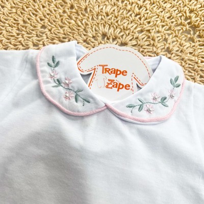 Body Branco com Gola Bordada Flores Rosa e Planta Verde - Manga Curta